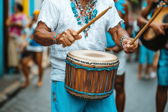   M&uacute;sicos vestidos de blanco y azul interpretan ritmos en tambores tradicionales, creando una atm&oacute;sfera animada durante las fiestas patrias de Panam&aacute;.