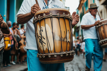 Dos músicos panameños tocan un tambor de cuero en plena calle, con trajes típicos y una multitud alegre celebrando las Fiestas Patrias al ritmo de la música tradicional.