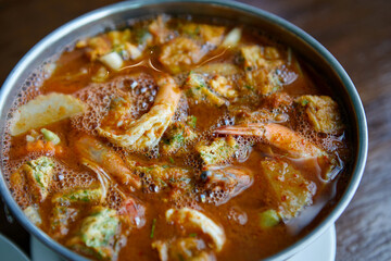 Sour curry shrimp with vegetable omelet in hot pot