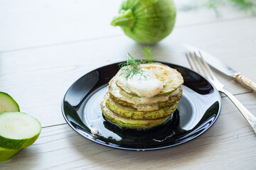 zucchini fried in batter with sauce