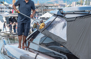 Pulizia di uno yacht al porto
