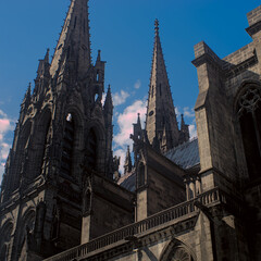 vue en contre-plongée des flêches et de l'architecture de la cathédrale de Clermont-Ferrand en...