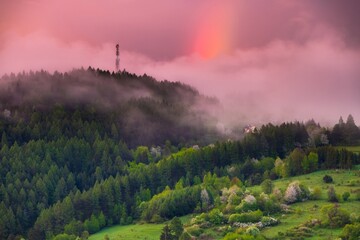 Tęcza i przekaźnik na Malniku w Muszynie. © Jacek