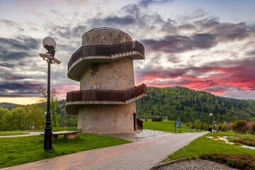 Wieża widokowa w Muszynie po zachodzie słońca. © Jacek