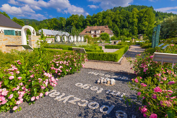 Róże w Ogrodzie Biblijnym w Muszynie. © Jacek