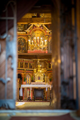 Widok przez drzwi do wnętrza cerkwi w Powroźniku. © Jacek