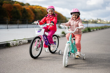 Naklejka premium Children enjoying a fun bike ride in the autumn park