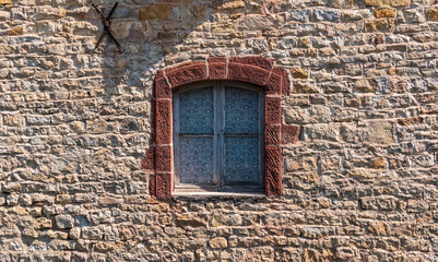 Fenêtre ancienne, architecture traditionnelle Lozère, Occitanie, France