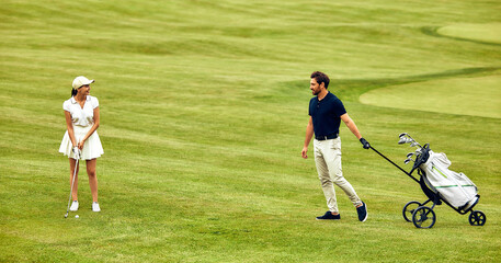 Obraz premium A Happy Couple Happily Enjoying a Wonderful Day Together on the Beautiful Golf Course