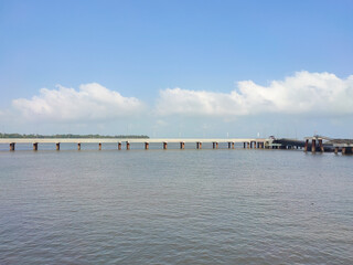 Obraz premium Bridge on ocean
