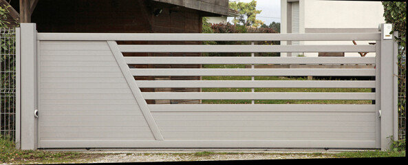 Portail en aluminium d'une maison	