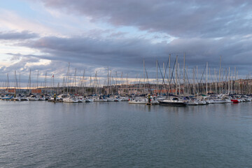 Fototapeta premium Yates y barcos de vela amarrados en el Puerto de Getxo