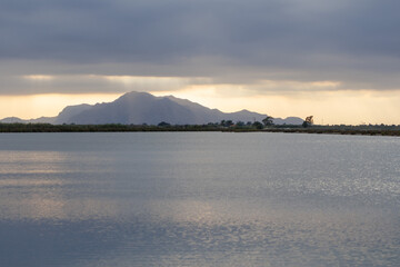 Atardecer dramático en las salinas de Santa Pola, España