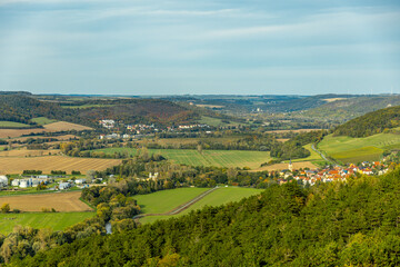 Naklejka premium Eine farbenfrohe herbstliche Wanderung durch die wunderschöne Landschaft der Saale Horizontale bei Jena - Thüringen - Deutschland