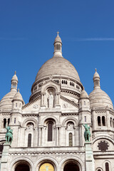 Obraz premium Paris, France - September 25, 2024: The Basilica of Sacre Coeur de Montmartre, commonly known as Sacre-Coeur Basilica, is a Catholic church, minor basilica in Paris dedicated to Sacred Heart of Jesus