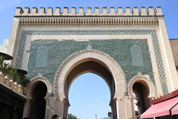 Das Bab Boujeloud, ein Stadttor der Medina von Fès in Marokko