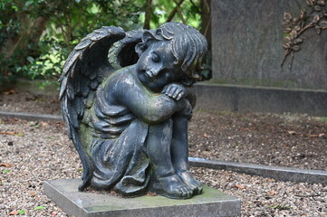 Kitschige Engelsfigur auf einem Grab