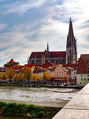 Postkartenmotiv der bayerischen Stadt Regensburg im goldenen Herbst