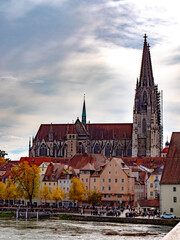 Postkartenmotiv der bayerischen Stadt Regensburg im goldenen Herbst