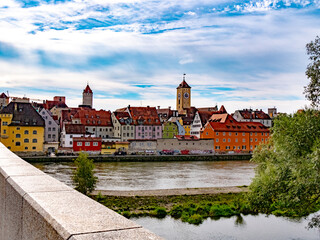 Postkartenmotiv der bayerischen Stadt Regensburg im goldenen Herbst