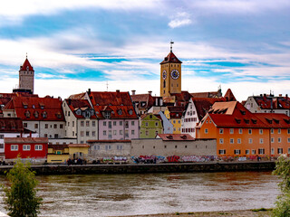 Postkartenmotiv der bayerischen Stadt Regensburg im goldenen Herbst