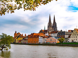Postkartenmotiv der bayerischen Stadt Regensburg im goldenen Herbst