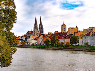 Postkartenmotiv der bayerischen Stadt Regensburg im goldenen Herbst