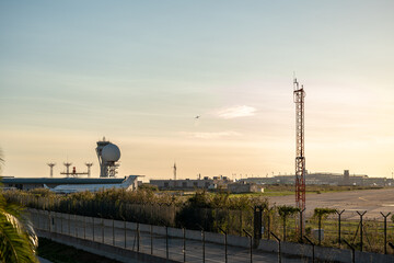 Obraz premium Landing strip at Barcelona airport with planes on the runway