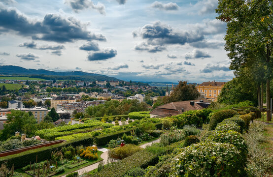 Blick vom "Paradiesgarten" im Stiftspark von Melk auf die Stadt und die H&uuml;gellandschaft des s&uuml;dwestlichen "Dunkelsteinerwald"