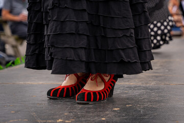Wirujący taniec, zbliżenie na nogi tancerek flamenco. © Aneta