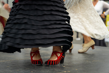 Wirujący taniec, zbliżenie na nogi tancerek flamenco. © Aneta
