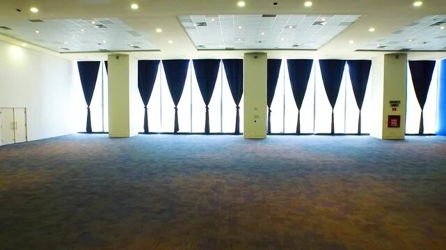 Amplio sal&oacute;n alfombrado con ventanales para reuniones y fiestas 