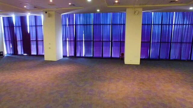 Amplio sal&oacute;n alfombrado con ventanales para reuniones y fiestas 