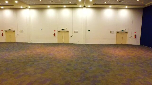 Amplio salon alfombrado para reuniones y eventos 