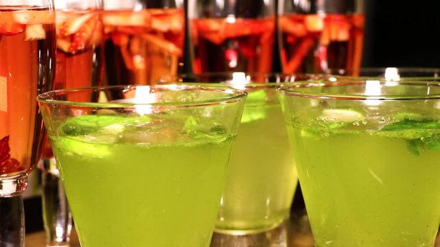 Atractivas bebidas de cocteler&iacute;a 