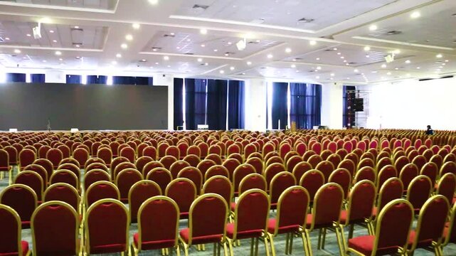 Sillas rojas para un evento en un centro de convenciones 