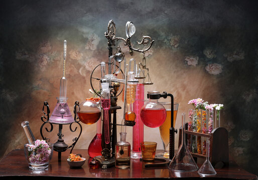  fotografia di vecchio piedistallo   con provette  di vetro da laboratorio chimico, sopra un tavolo di legno chimico