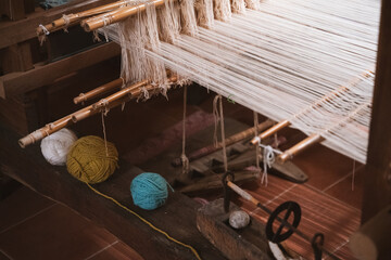 Loom for spinning cotton and balls of wool