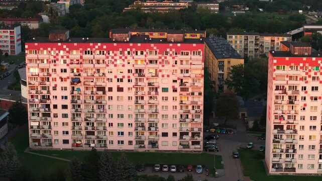 Bloki z wielkiej płyty o zachodzie słońca &ndash; letnie ujęcie dronem nad osiedlem