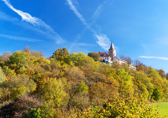 Mittelalterliche Burg in Thüringen umgeben von herbstlich gefärbtem Wald