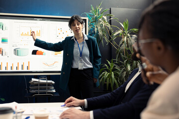 Business manager trying to eliminate risks of unforeseen events and disruptions, discussing supply chain resilience and contingency plans. Supervisor and staff members achieving progress.