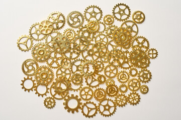 テーブルに置かれたたくさんの歯車