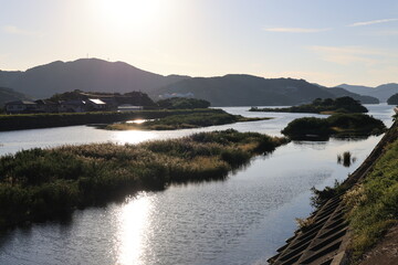 夕日が沈む日本の田舎の大きな川の風景