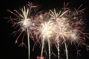 夜空に打ちあがる鮮やかな花火