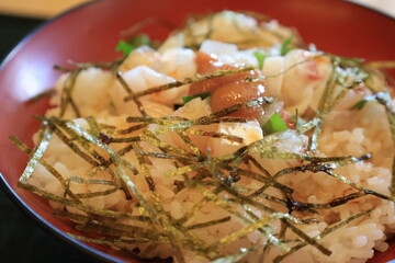 皿の上に盛られた白身魚の海鮮丼