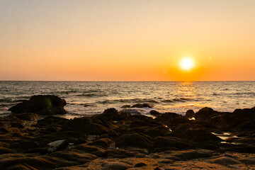Obraz premium Sunset over the water with sunlight on the sea