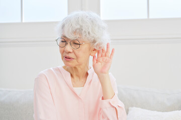 耳が遠いシニア女性　リビングルーム