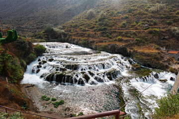 Panorama del puente de las cascadas de Cabracancha de la reserva de Nor Yauyos en Huancaya, Lima, Perú