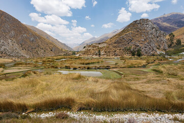 Panorama del camino de Vilca en el tour de Huancaya en Lima, Perú, se ven pastizales y cerros 