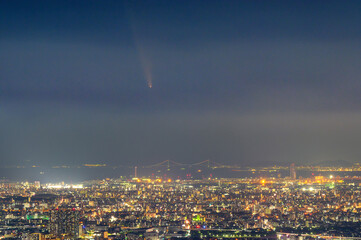 紫金山アトラス彗星と大阪の夜景　アップ